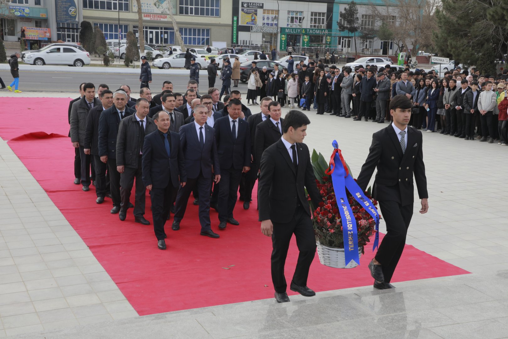 Navoiy haykali poyiga gullar qo'yildi